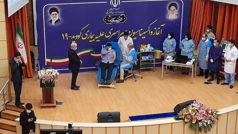 پارسا نمەکی، کوڕی سەعید نمەکیی وەزیری تەندروستیی ئێران یەکەم کەس بوو لەو وڵاتە ڤاکسینی کۆرۆنای لێ بدرێت، وێنە: irna